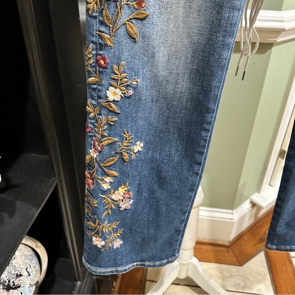 Driftwood “Kelly” Embroidered Bootcut Jeans – Size 8 – Inseam 31 - Picture 5 of 12